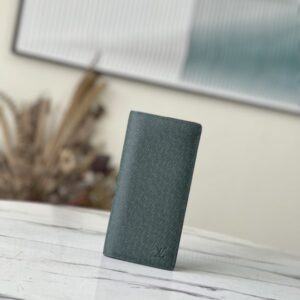 Louis Vuitton Saffiano green BRAZZA Wallet