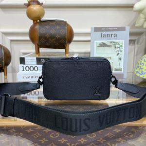 Louis Vuitton Men’s Alpha Wearable Wallet – Black